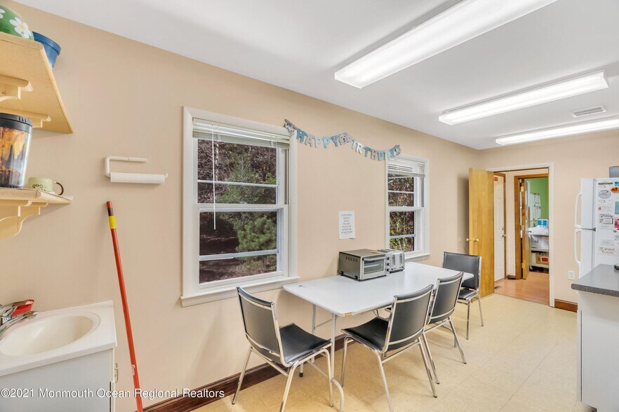 More Photos Of 2101 Lake Rd, Manchester Medical For Sale