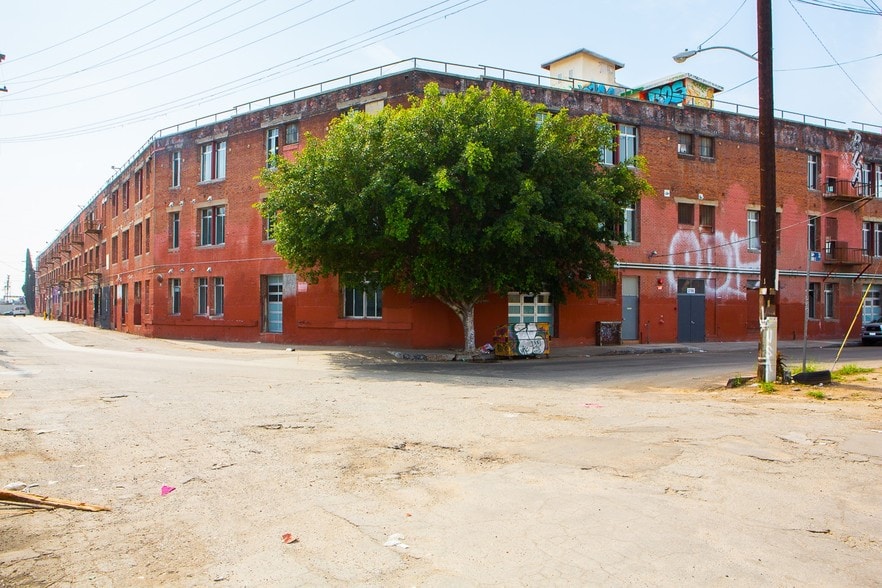 More Photos Of 2079 E 15th St, Los Angeles Flex For Lease