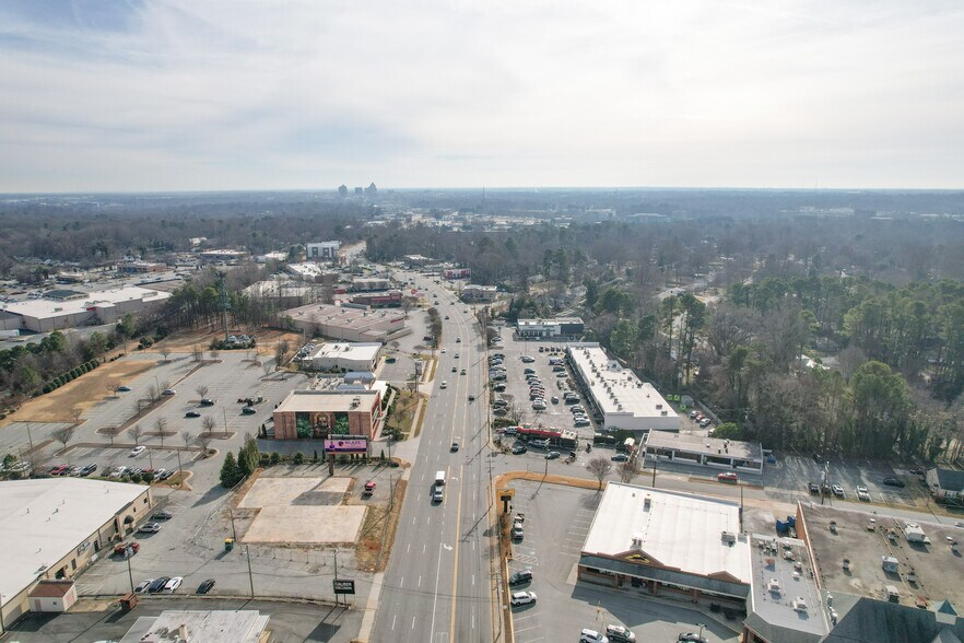 More Photos Of 2401-2403 Battleground Ave, Greensboro General Retail For Lease