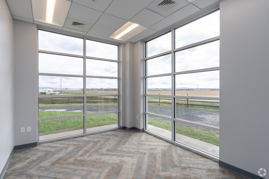 More Photos Of 1000 Carson Ct, Palmer Township Distribution For Lease