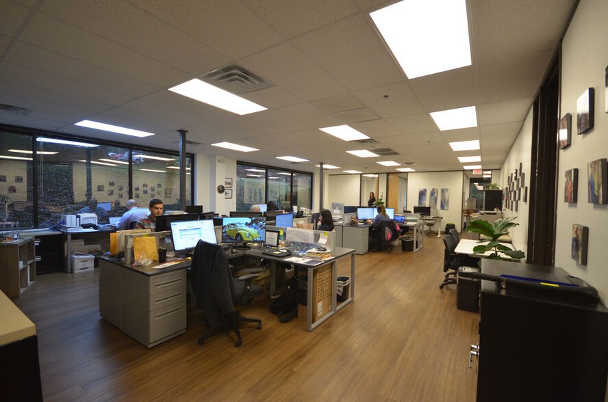 More Photos Of 7004 Bee Caves Rd, Austin Office For Lease
