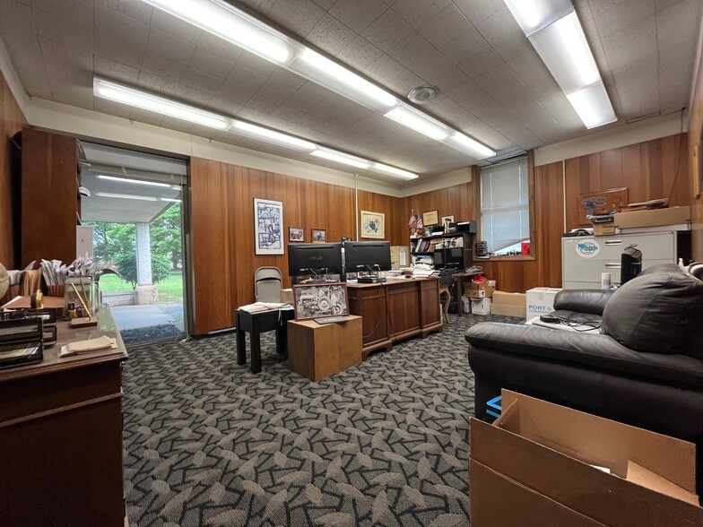 More Photos Of 6415 Lakeview Rd, Charlotte Unknown For Lease