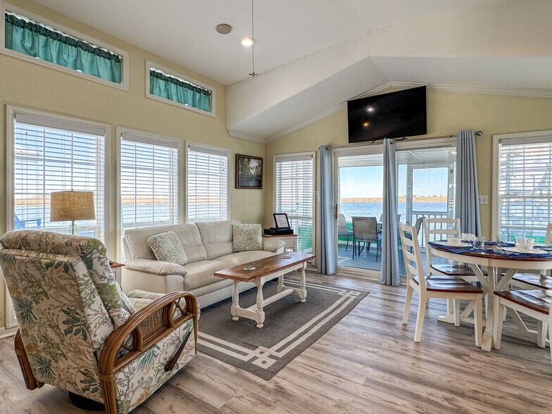 More Photos Of 309 Water St, Apalachicola Marina For Sale