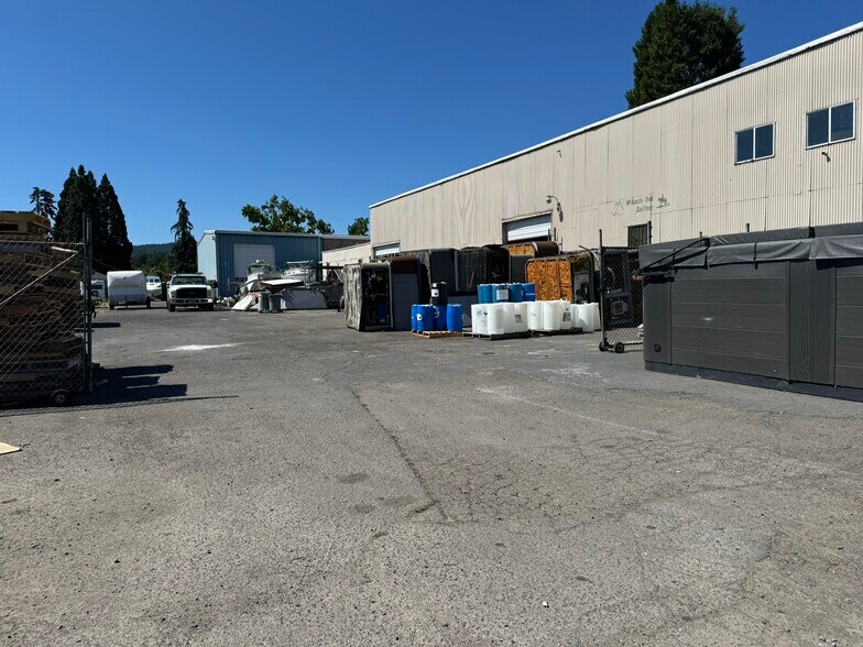 More Photos Of 4343 Main St, Springfield Warehouse For Lease