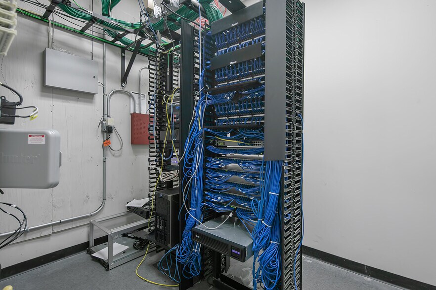 More Photos Of 2847 Bridgewood Dr, Fayetteville Office For Sale