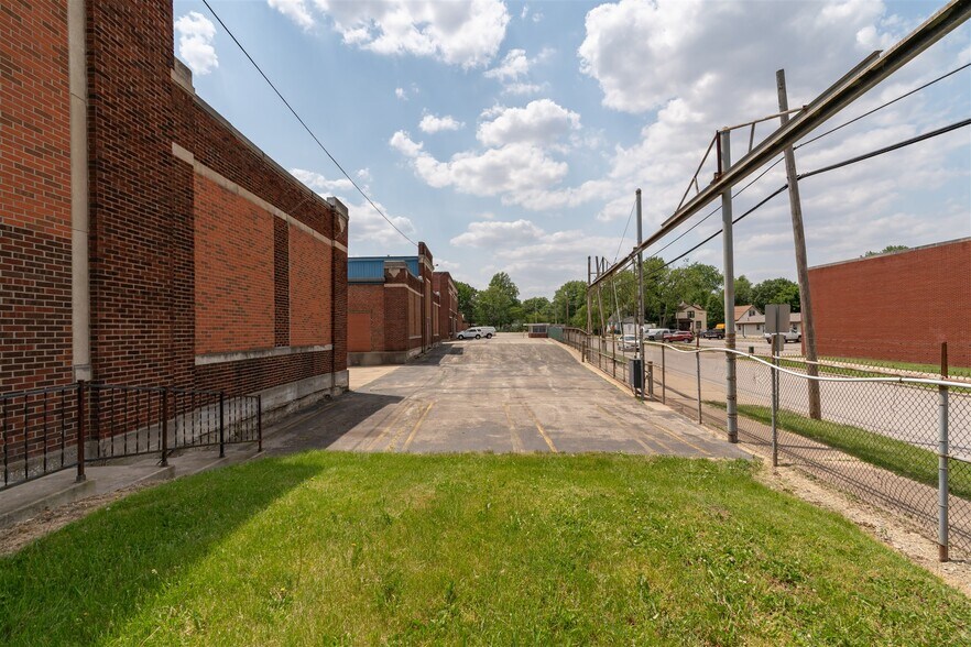 More Photos Of 1100 E Bell St, Bloomington Manufacturing For Lease