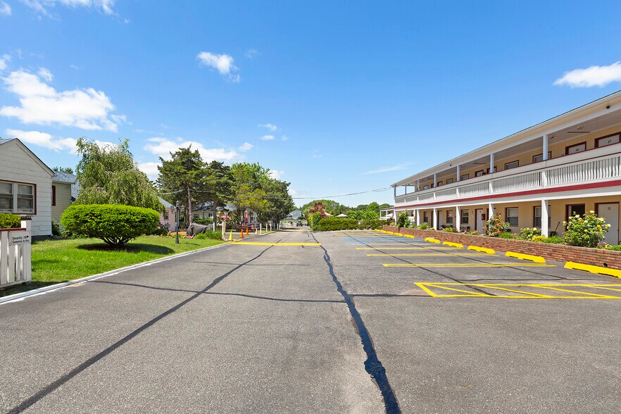 More Photos Of 72 Foster Ave, Hampton Bays Hotel For Sale