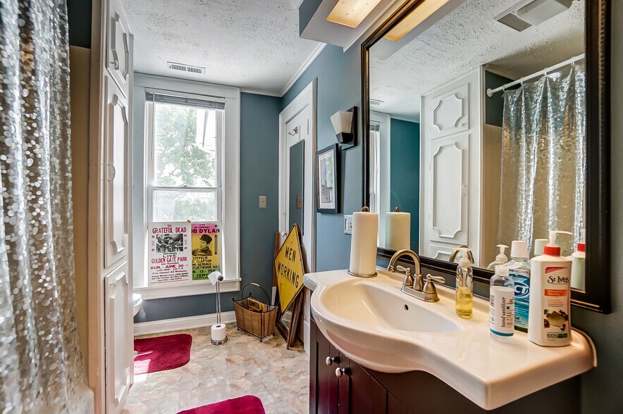 More Photos Of 1550 Lewis Center Rd, Lewis Center Freestanding For Sale