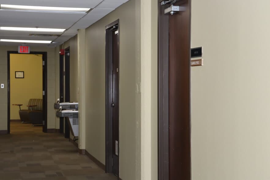 More Photos Of 100 Cherokee Blvd, Chattanooga Office For Sale