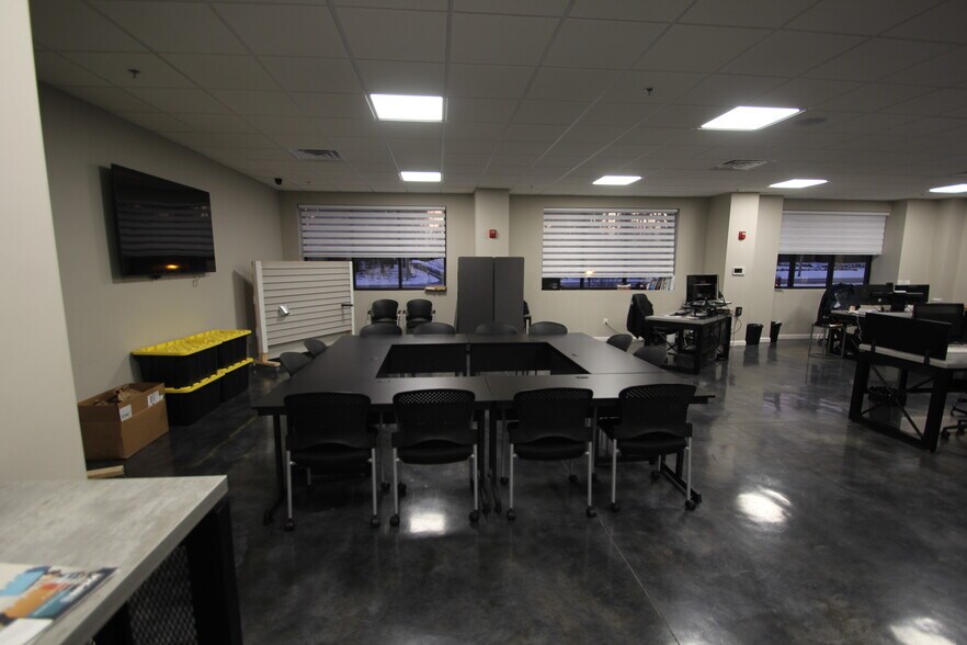 More Photos Of 2302 Turnpike St, North Andover General Retail For Lease