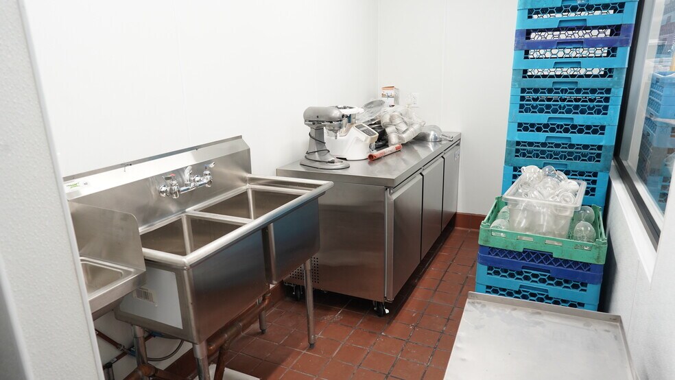 More Photos Of 16616 Ventura Blvd, Encino Restaurant For Lease