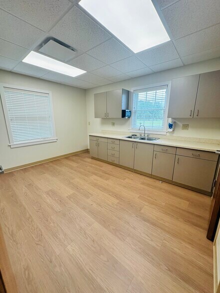 More Photos Of 206 W Main St, New London Medical For Lease