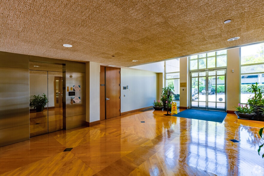 More Photos Of 4343 Anchor Plaza Pky, Tampa Office For Lease