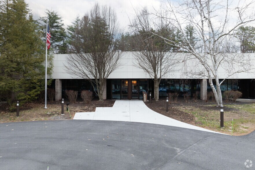 More Photos Of 38 Corporate Cir, Albany Distribution For Lease