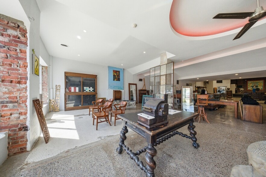 More Photos Of 195 Ottawa St N, Hamilton Storefront For Sale