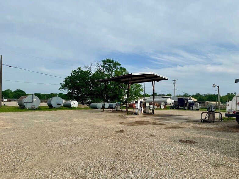 More Photos Of 1425 S Church St, Paris Freestanding For Sale