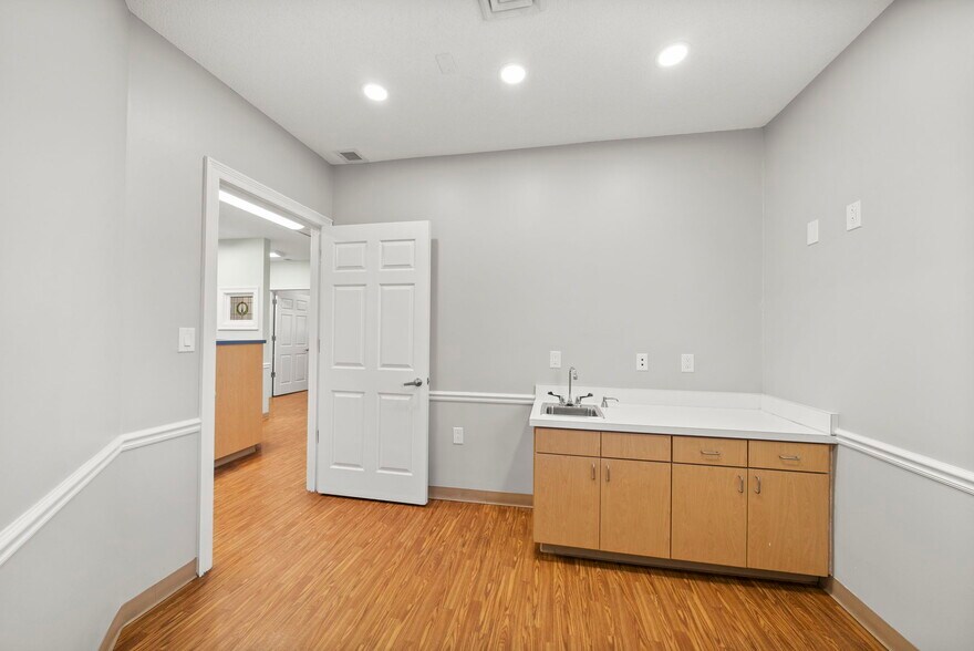More Photos Of 2567 Huntcliff Ln, Panama City Medical For Lease