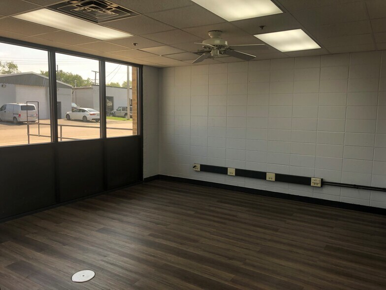 More Photos Of 710 S Morton Ave, Aurora Warehouse For Lease