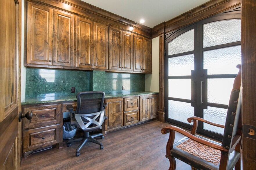 More Photos Of 636 W Tarrant Rd, Grand Prairie General Retail For Sale