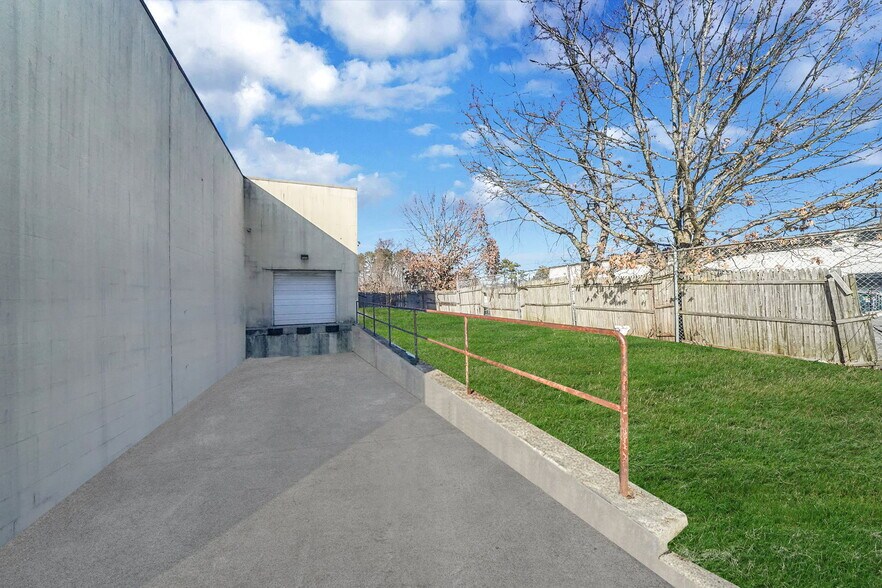 More Photos Of 1601 Artic Ave, Bohemia Warehouse For Lease