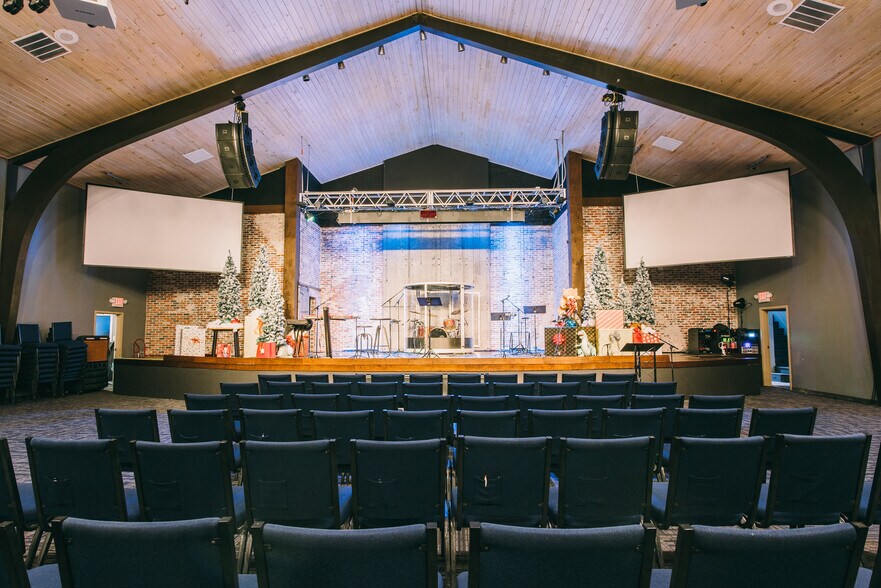 More Photos Of 401 Bolivar St, Denton Office For Sale