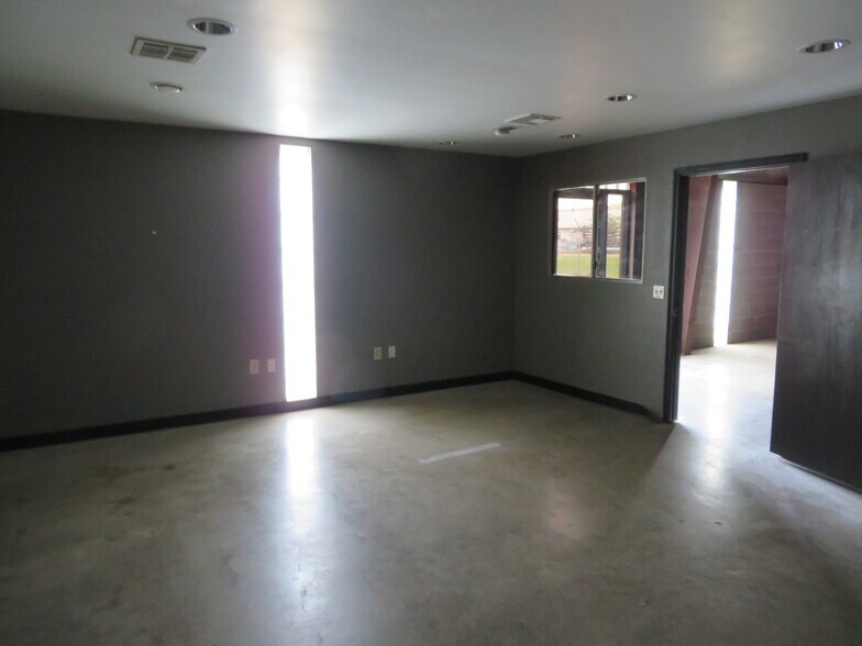More Photos Of 5213 Brookglen Dr, Houston Light Manufacturing For Lease