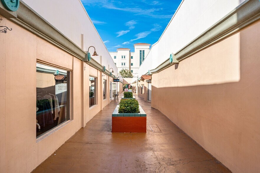 More Photos Of 820 E New Haven Ave, Melbourne Unknown For Lease