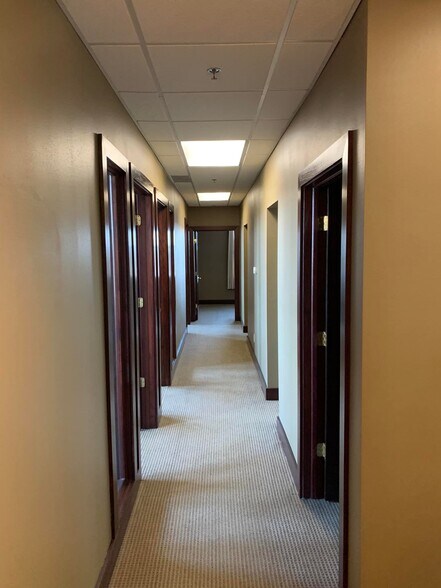 More Photos Of 103 E State St, Mason City Office For Lease