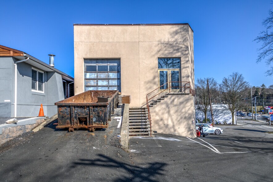 More Photos Of 25 Saint Charles St, Thornwood Distribution For Sale
