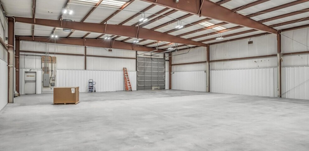 More Photos Of 4327 SW 21st St, Oklahoma City Warehouse For Lease