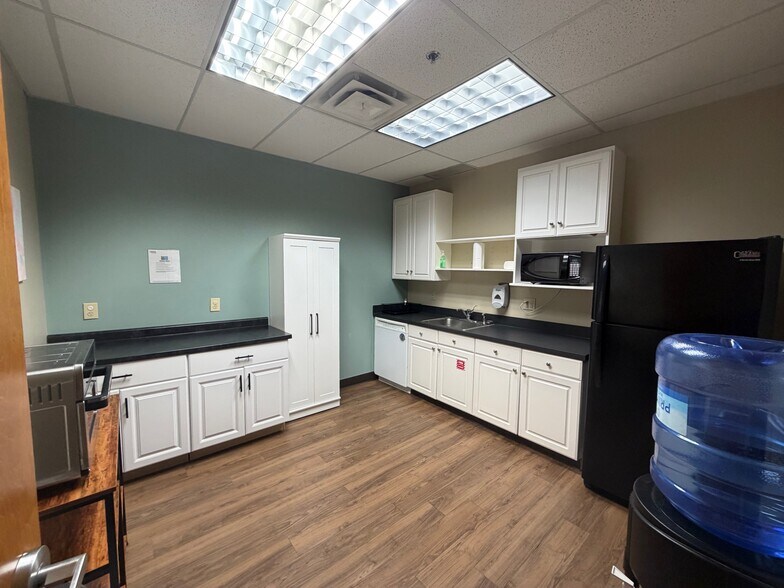 More Photos Of 590 Missouri Ave, Jeffersonville Office For Lease