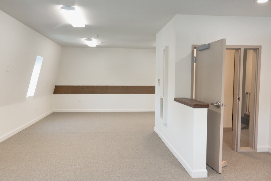 More Photos Of 220 S Church St, Lodi Freestanding For Lease