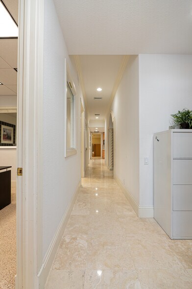 More Photos Of 5405 Taylor Rd, Naples Showroom For Sale