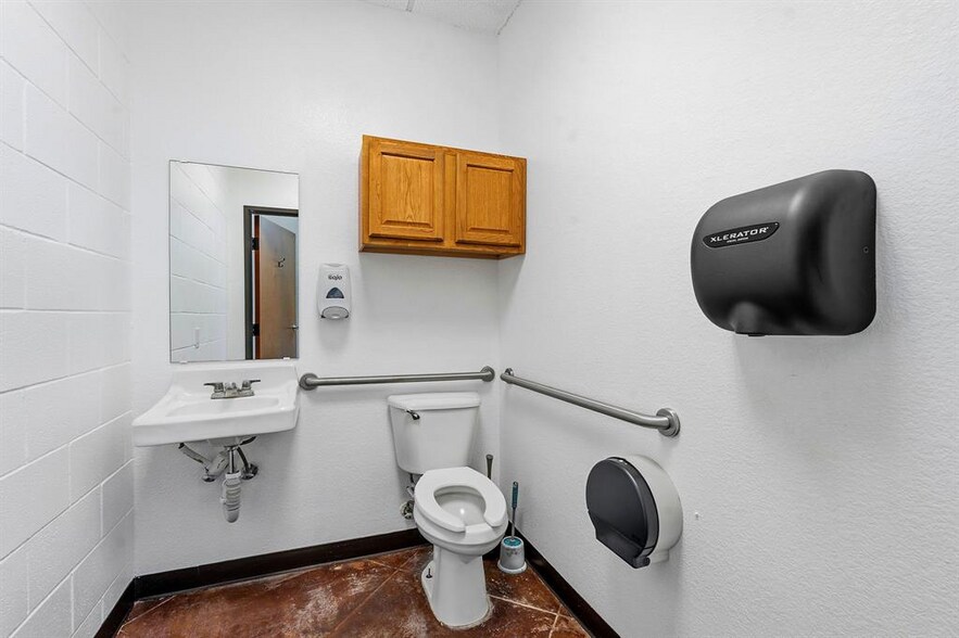 More Photos Of 2100 E Highway 290, Dripping Springs Flex For Lease