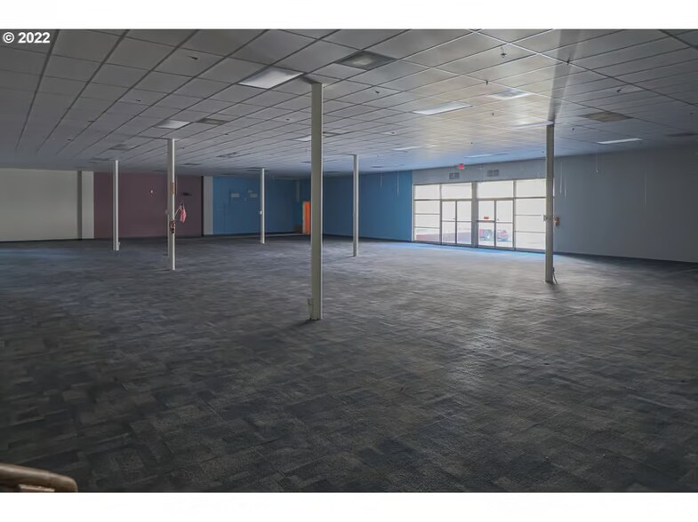 More Photos Of 181 Anderson Ave, Coos Bay Department Store For Sale