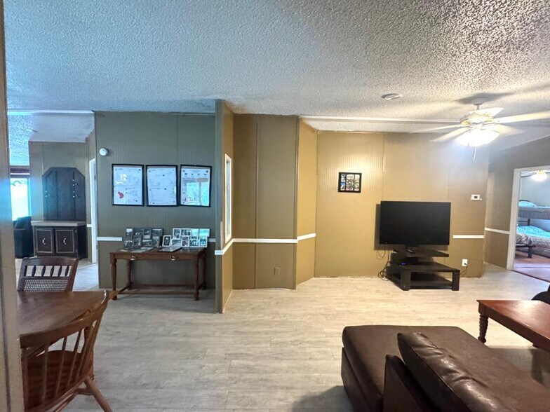 More Photos Of 158 Caloric Rd., Mullens Flex For Sale