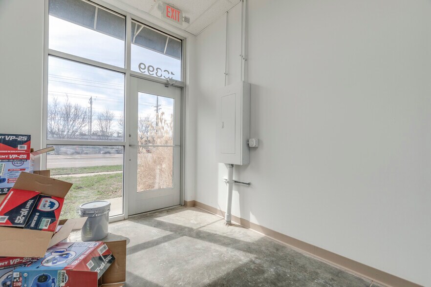 More Photos Of 16889 Chesterfield Airport Rd, Chesterfield General Retail For Lease