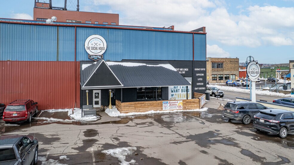 More Photos Of 329-355 S Lake Ave, Duluth General Retail For Lease