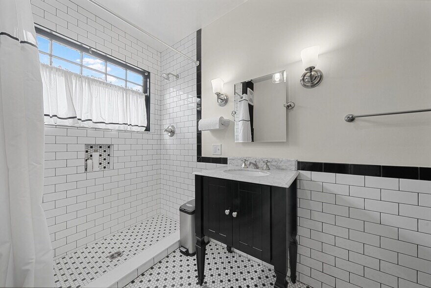 More Photos Of 530 S Union St, Traverse City Medical For Sale