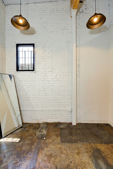 More Photos Of 2616 W Jefferson Blvd, Los Angeles Showroom For Sale