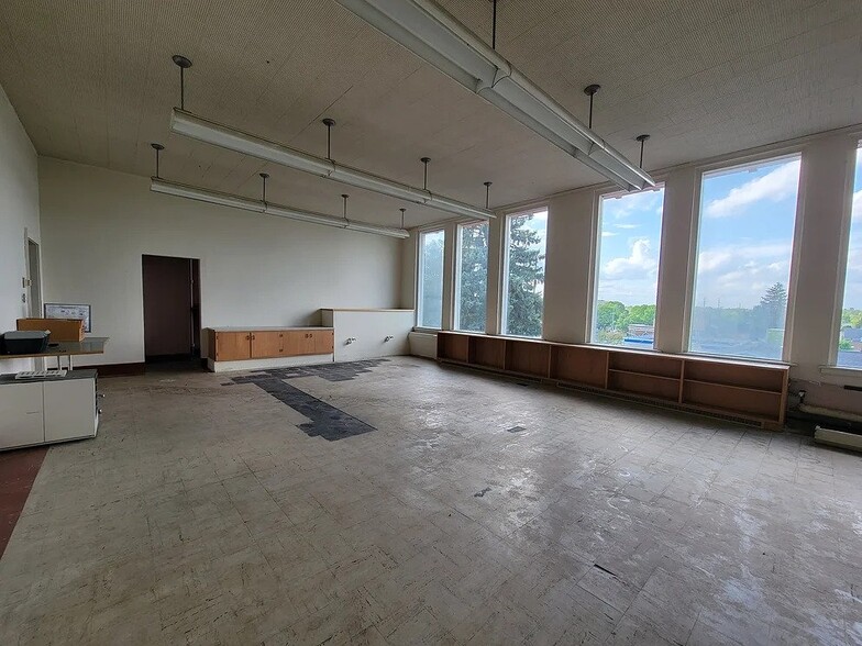 More Photos Of 1034 S 18th St, Manitowoc Flex For Lease