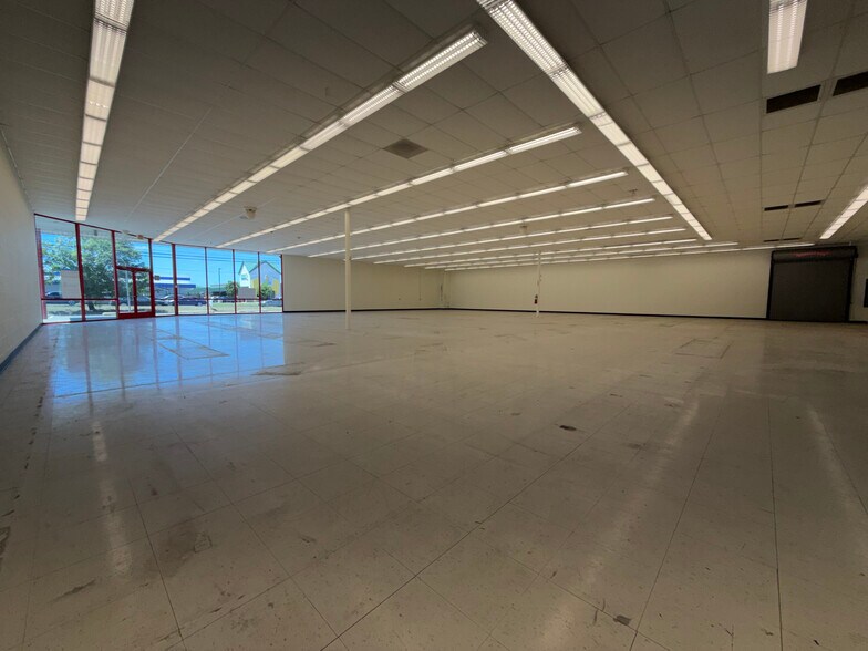 More Photos Of 4461 S Sheridan Rd, Tulsa Freestanding For Lease