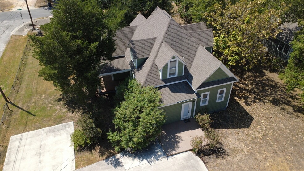 More Photos Of 206 Taylor St, Hutto Office For Lease
