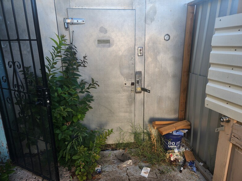 More Photos Of 104 E 38th St, Odessa Storefront For Lease