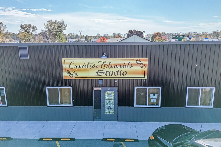 More Photos Of 1186 N Shawano St, New London General Retail For Lease