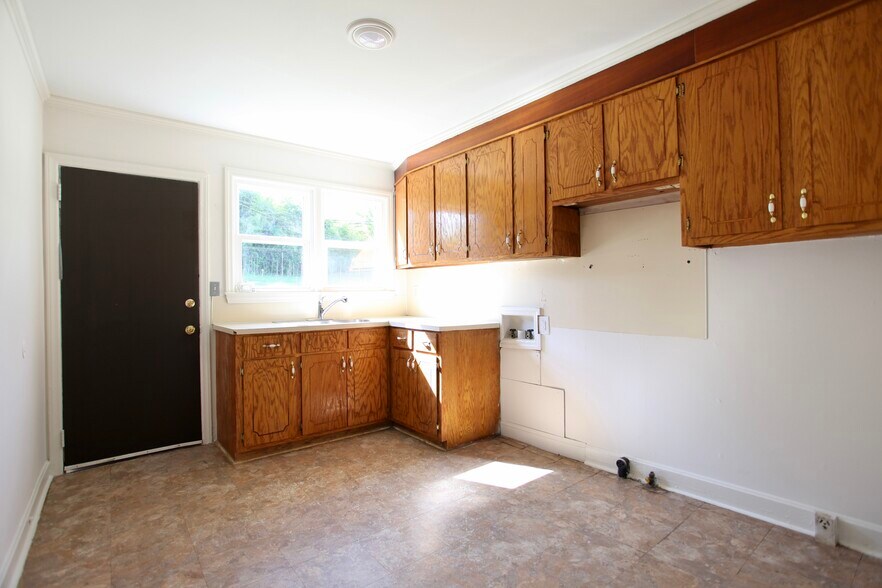 More Photos Of 5304 Eaton Cir, Charlotte Multifamily For Sale