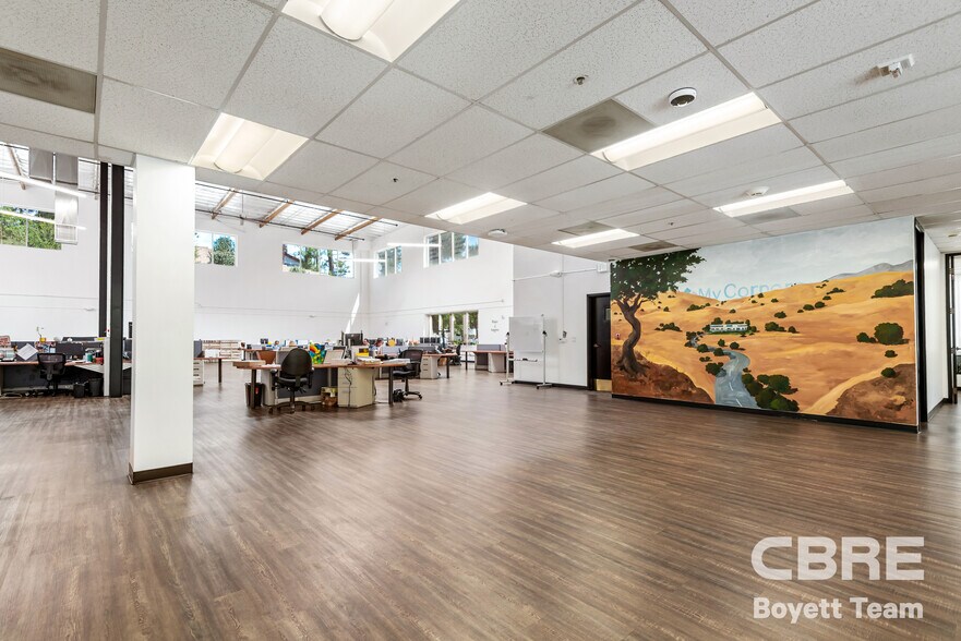 More Photos Of 26025 Mureau Rd, Calabasas Office For Sale