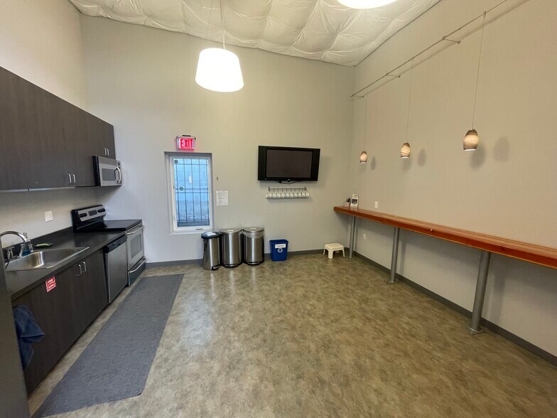 More Photos Of 128 NE 7th Ave, Portland Light Distribution For Lease