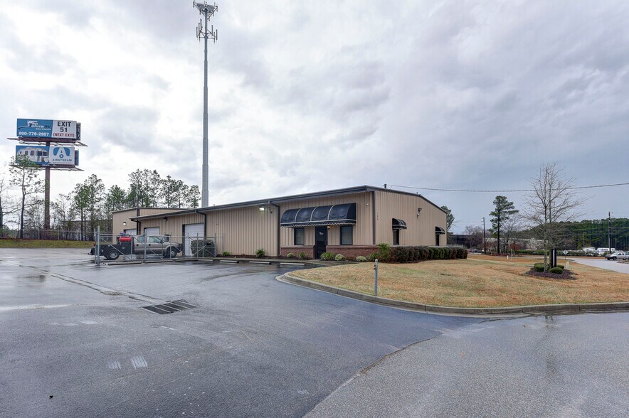 More Photos Of 108 Prides Way, Lexington Light Distribution For Sale