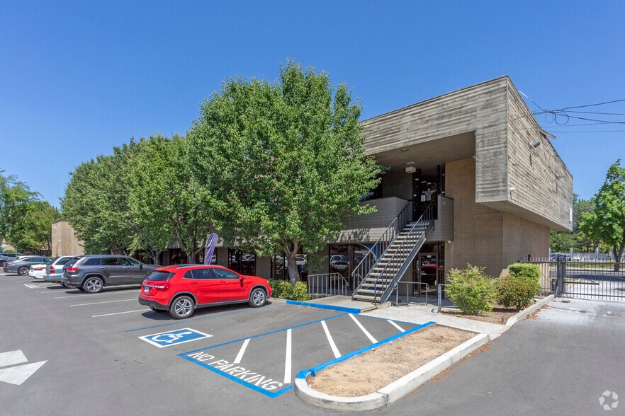 More Photos Of 191 W Shaw Ave, Fresno Office For Lease